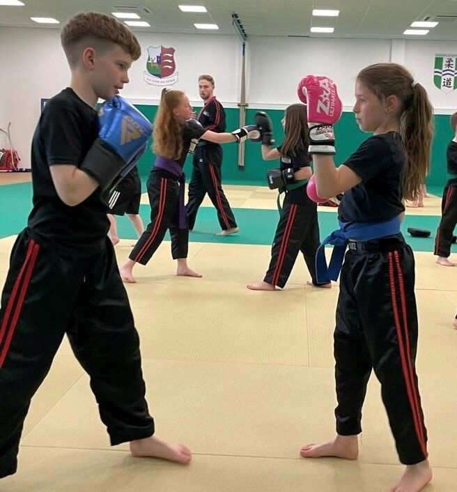 <center>THE BENEFITS OF KICKBOXING<center>